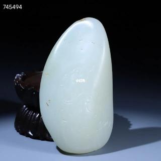 和田玉龙纹原石,表面留皮如图所示