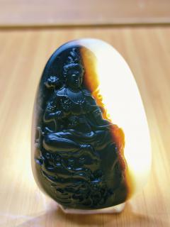 和田玉黑皮:御龙观音 长56.8毫米,宽40.6毫米,高17.0毫米,64