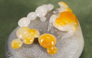 荷塘清趣-三色料,新疆和田青花籽料摆件,大面积留皮,白度一级以上,打