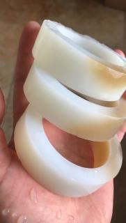 刚切了三只和田玉手镯,羊脂玉级的,成色非常好,喜欢的给个小红心❤